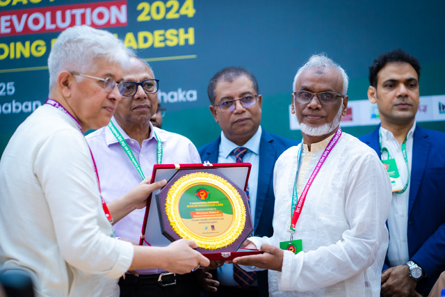 Crest Handover to July Shahid Father